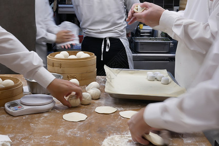 餐厅后厨包包子图片