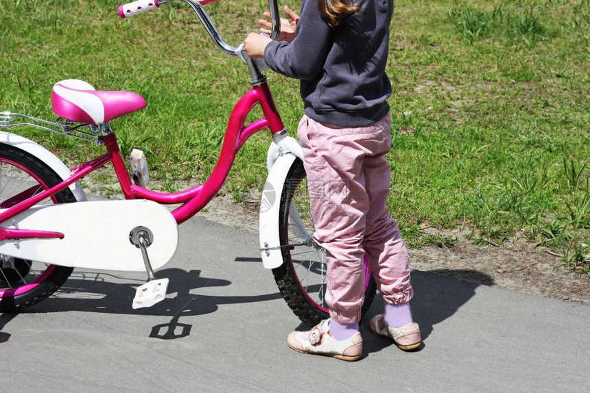 推着自行车的儿童图片