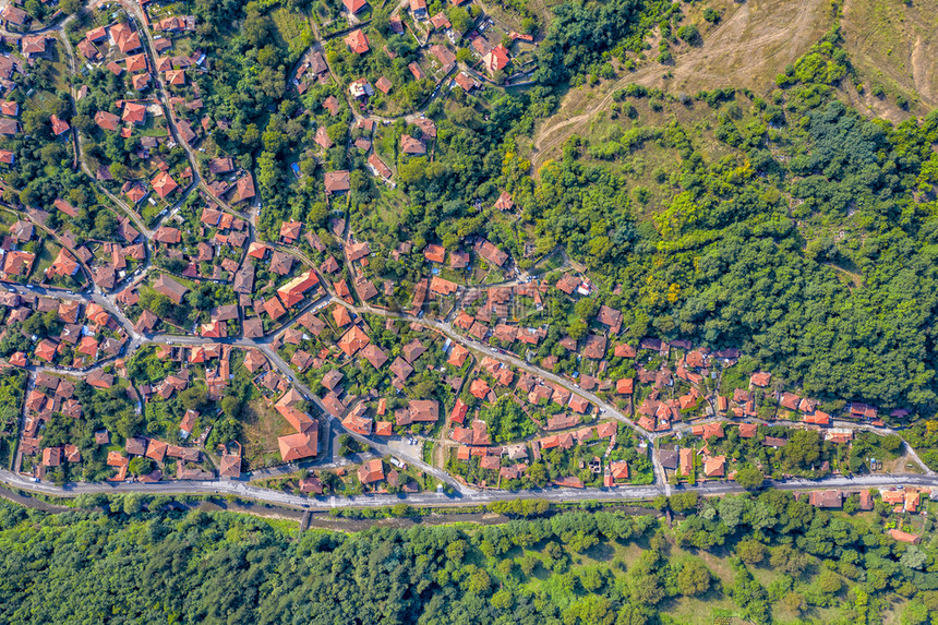 天线无人机森林保加利亚Ichera小山村的美式空中无人驾驶飞机高空观察保加利亚图片