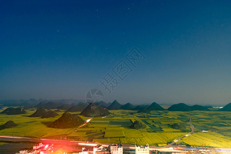 有机的金吉芬果登鸡峰小村庄配有种子鲜花多雾路段爬坡道背景图片