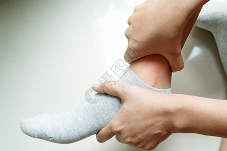 妇女脚踝受伤触摸脚疼痛运动员治疗皮肤图片