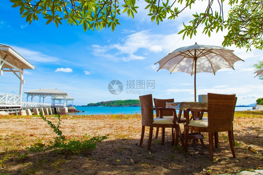 海岸户外自然环球伞下的椅子和桌紧靠海边明亮的天空周末图片
