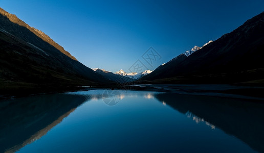 山脉阿尔泰湖风景全一年中的时间是秋天阿尔泰山湖一年中的时间是秋天早晨树木夏天高清图片素材