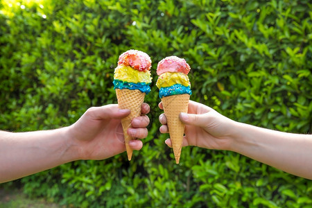 生日绿色加上五颜六的不同口味冰淇淋甜筒洒上绿叶背景夏天春食物假日概念复制空间加上五颜六色的不同口味冰淇淋甜筒节日概念小雨背景图片