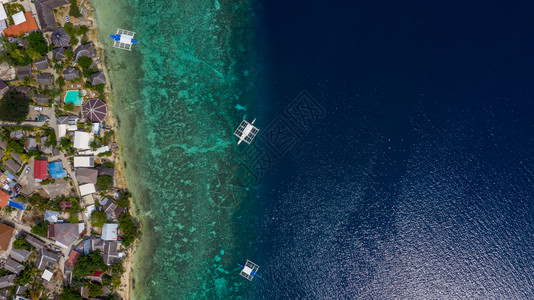 游艇在菲律宾Cebu岛的一个小城镇Moalboal上Moalboal是一片深清洁的蓝大洋在菲律宾Cebu的Moalboal海域有背景图片