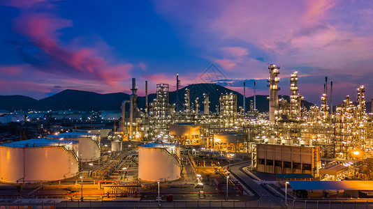 灯光酒厂工程石油天然气炼厂和储罐形式工业区位于天光空中观油天然气石化工燃料动力和能源背景图片