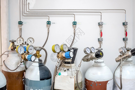 气体监测调节器与化学实验室监测量措施压力生产过程的管制人员一道使用氮氧气零油箱和压计量器来监测化学室内的措施压力生产过程氩气液化石油背景