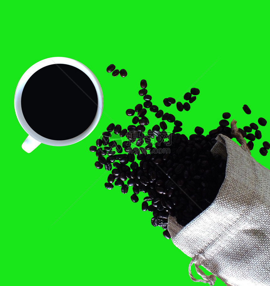 食物咖啡豆洒在袋子外绿色背景剪切路径上有一杯咖啡的子香气爱图片