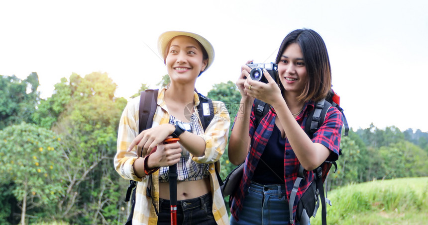 冒险人们农村带着朋友背包一起徒步旅行看在路边照相摄影机拍寻找快乐的喜悦假期概念旅行时间较慢亚洲集团青年群与朋友背包一起远足旅行图片