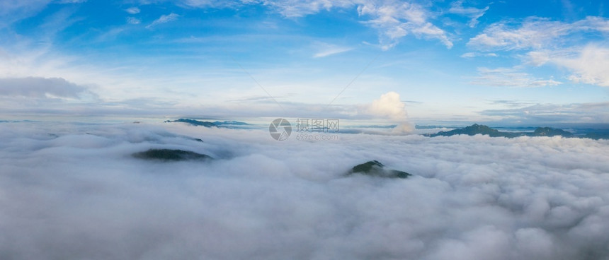 夏天有雾自然美丽鸟瞰全景雾和云在秋天日出时分泰国南邦梅莫全景雾和云在山上黎明图片