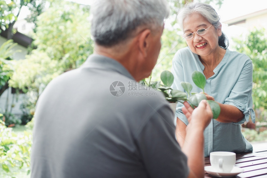 一个快乐和笑的亚洲老年妇女在退休后与丈夫一起为业余爱好而种植一个幸福和微笑的年长妇女这个概念是老年人过上幸福和健康生活的概念夏天图片