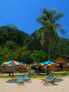 泰国PhiPhi岛热带海滩上的雨伞和椅子宁静绿松石僻图片