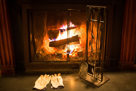 自然热燃烧舒适的壁炉用工具和手套清空的拳击和手套充耳燃烧舒适的壁炉用工具和手套黑暗的黑色的高清图片素材