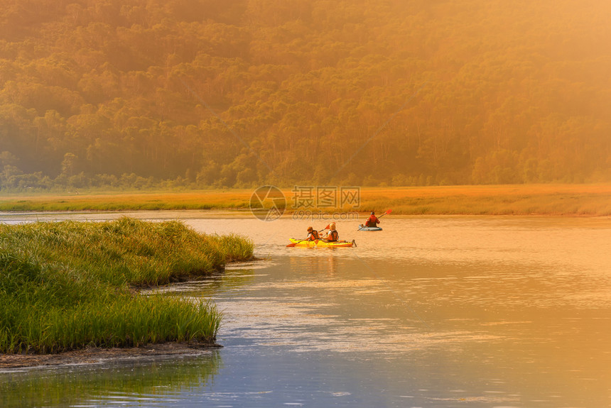 旅行金的日落时湖上一些皮划艇日落时湖上的一些皮划艇放松图片
