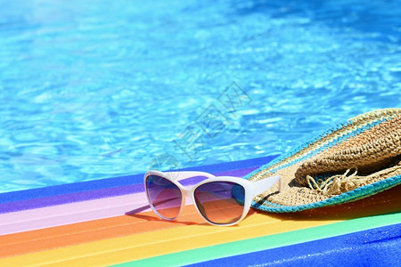 夏日度假太阳镜和草帽背景图片