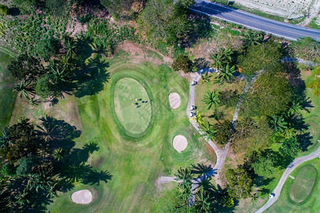 颜色旅游与高尔夫湖和体育俱乐部一起观看森林和高尔夫球场的空中摄影奢华图片