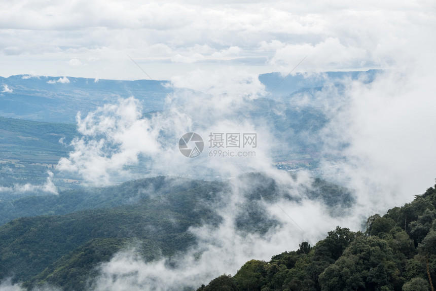 爬坡道自然当地的大部分乌云覆盖泰公园清晨的高山ThaitNationalPark图片