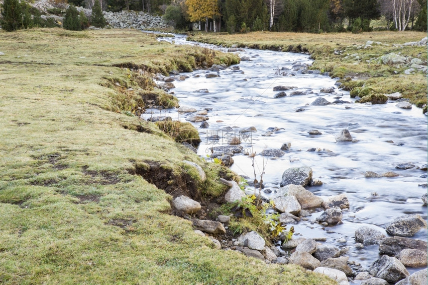山多岩石的结在安道尔LaVella河周围布满植被的河流图片