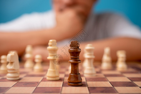 游戏评价素材棕色国王象棋的选择重点以及竞争中商人思维战略和竞争对手评价的背景领导力概念商业战略企205胜利可选择的经理背景