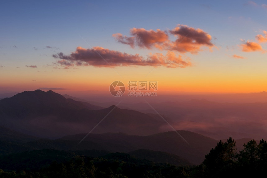 冬天美丽的日落空和山上云与泰国清迈的DoiInthanon公园清迈山和日落超过黄昏图片