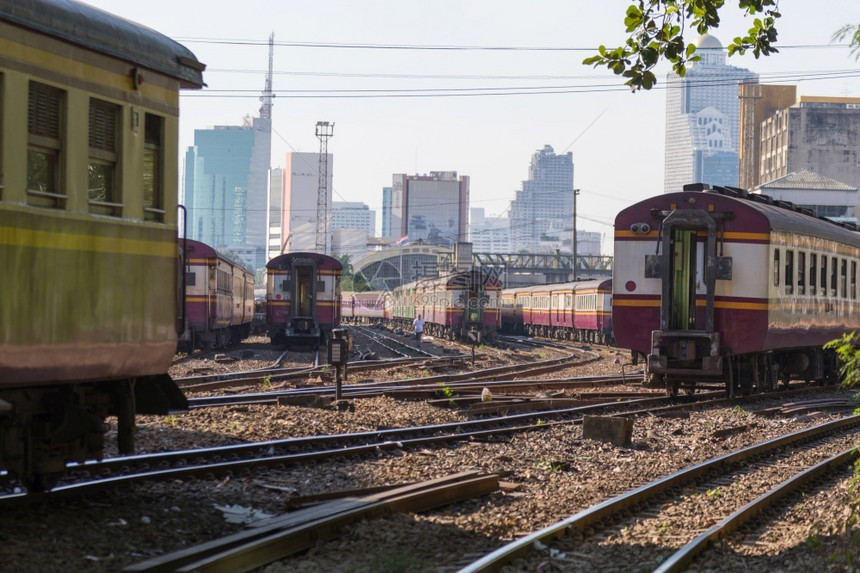 滚动受欢迎的曼谷火车站铁路轨上的列车泰国许多人乘火车来泰国因为价格便宜而普遍搭乘火车篡改图片
