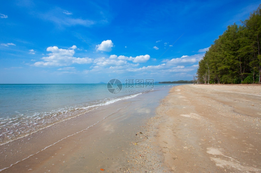 沙滩上和平海洋浪最佳度假胜地放松海浪在滩上的在滩中波滨风景图片