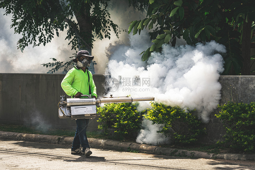 使用雾化器喷洒消毒街道图片