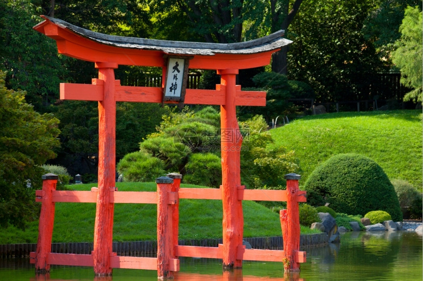 亚洲人日本花园和池塘红色锌塔亚洲奥尔洛夫图片