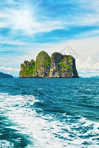 阳光异国情调泰安达曼海高悬崖与树木景观图片