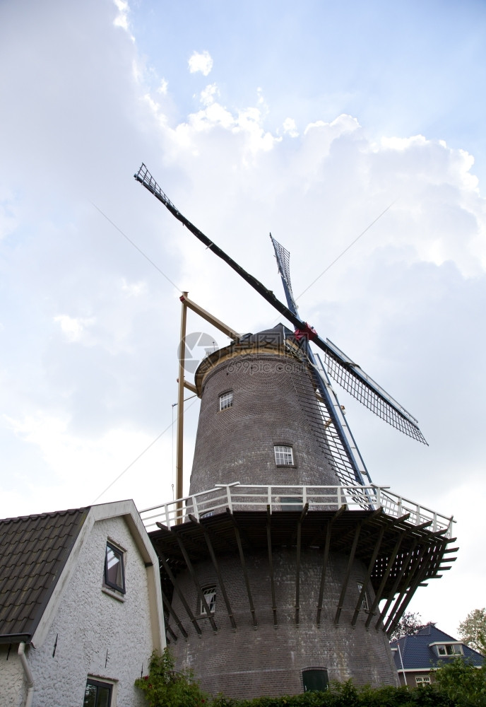 历史荷兰蓝色天空美丽的旧磨坊农场图片