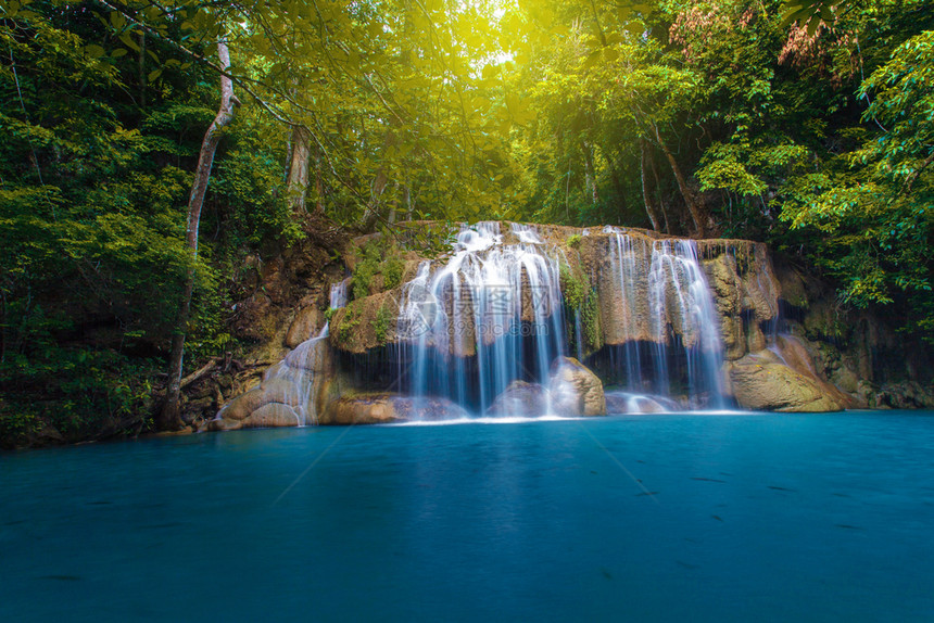 公园泰国Kanchanaburi深林的瀑布与树木头国民图片