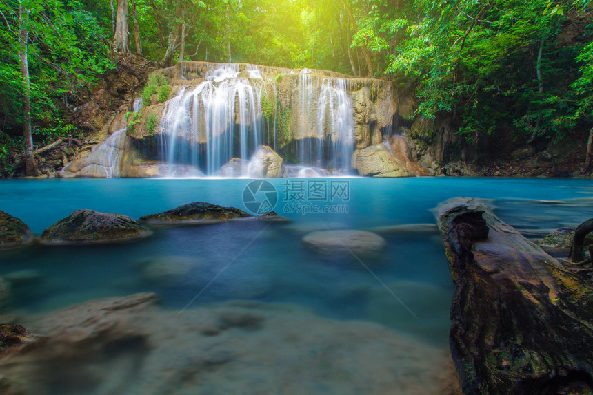 泰国Kanchanaburi深林的瀑布与树木溪深的流图片