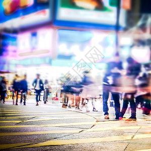 康人们在拥挤的夜市街上行走以及堆肥商场香港模糊效应的形象人行横道口图片
