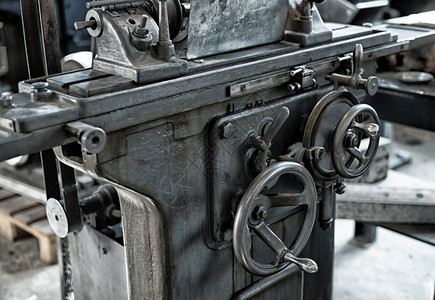 带轮子和手的老式旧工厂金属车床带轮子的老式旧工厂金属车床视窗程图片