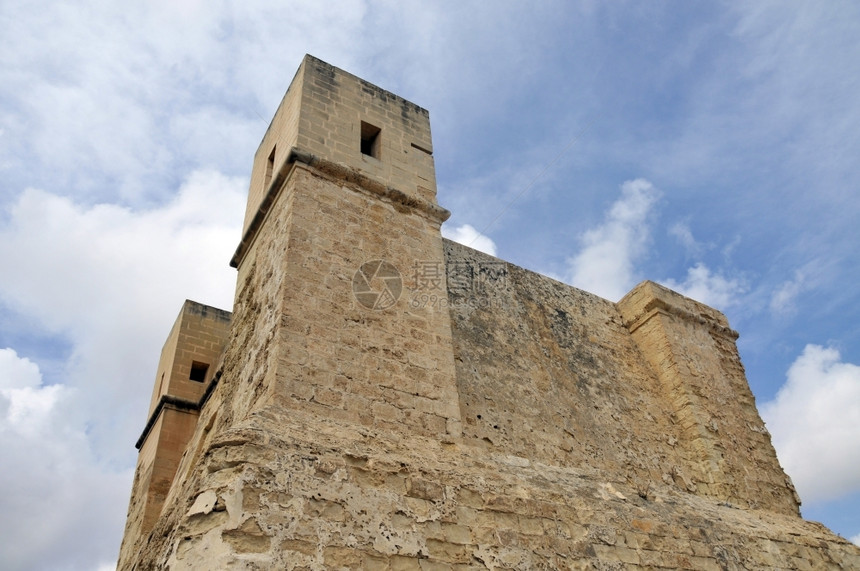 旅行古老的马耳他高塔天空和云蓝森格莱想象图片