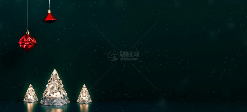 圣诞树快乐灯光闪亮红胸罩挂在深蓝绿色背景上雪落的标语模型显示以展设计或假日活动邀请卡庆祝节日别致前夕问候图片