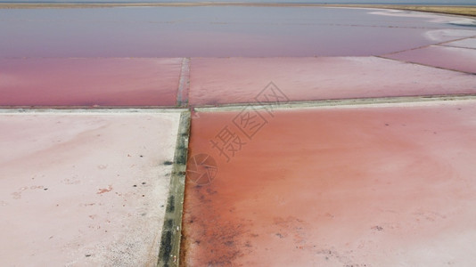 天空直升机航从中俯瞰美丽的盐湖与粉红色水图片