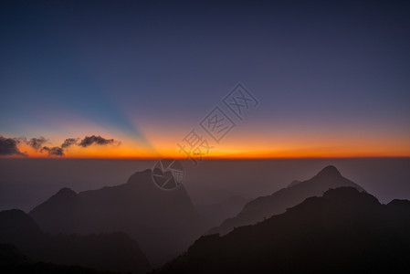 时间爬坡道黄昏日落在泰国清迈名山的道上图片