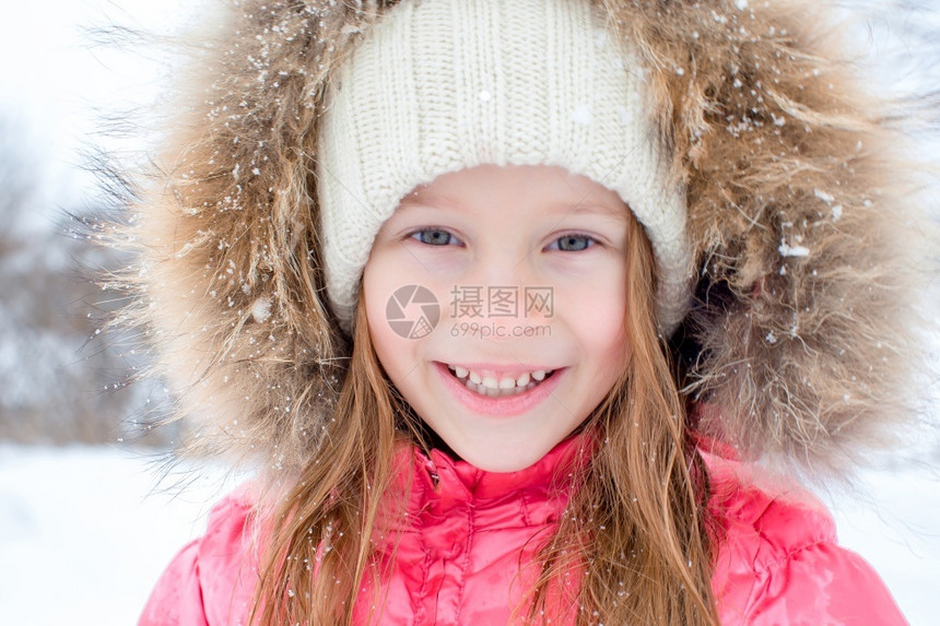 户外雪地里可爱的小女孩图片