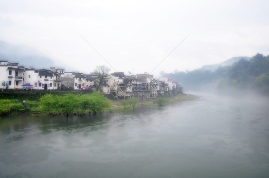婺源雨中著名的国古老村落风景水乡图片