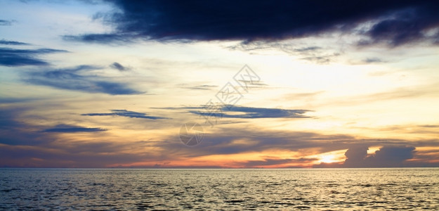 泻湖泰国安达曼海上空美丽的日落支撑天蓝色图片
