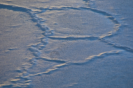 荒野天蓝色太阳反射在有多种裂缝的冰面上远征图片
