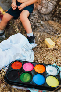 男生小孩在森林上画着他自己的德拉库到万圣节的草原她自己婴儿图片