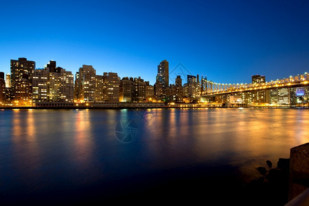 美国纽约州市曼哈顿东河和上城的皇后区伯罗桥游客人们建造公寓高清图片素材
