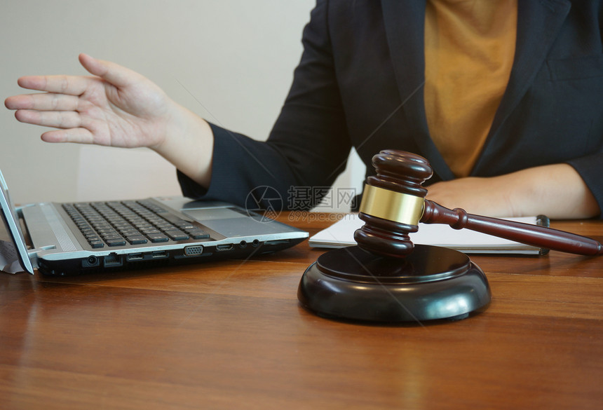 链麦公司的信息法律顾问向客户提出与手架和法律司以及顾问律师签订合同的律顾问概念图片