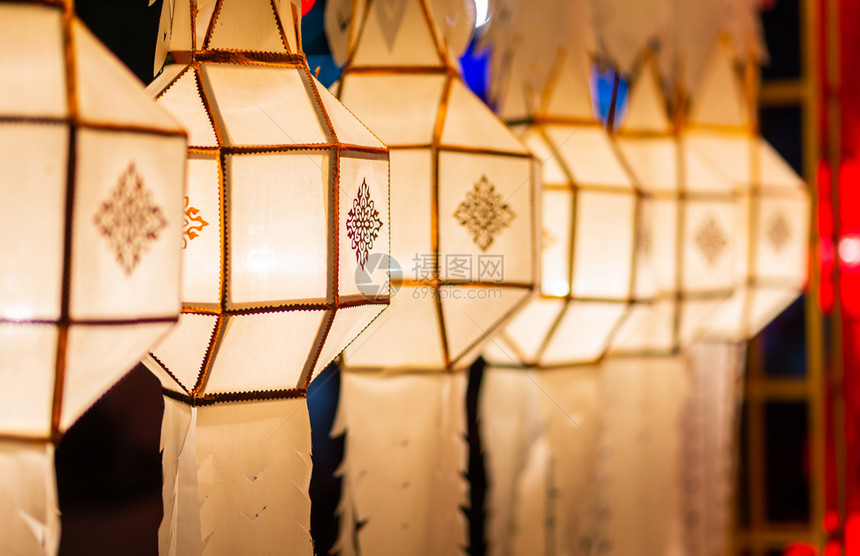 墙纸佛教洛伊美灯笼是泰国清迈LoiKrathong或IiPeng节夜新年的北台式灯笼图片