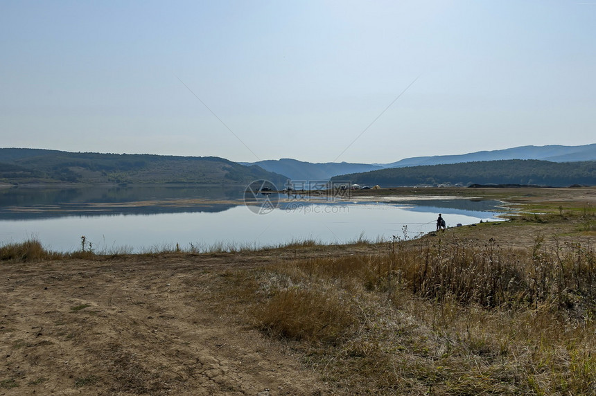 活力户外车保加利亚索非附近的莱斯诺夫卡河水坝库或大的休息和捕鱼场所Ognyanovo河图片