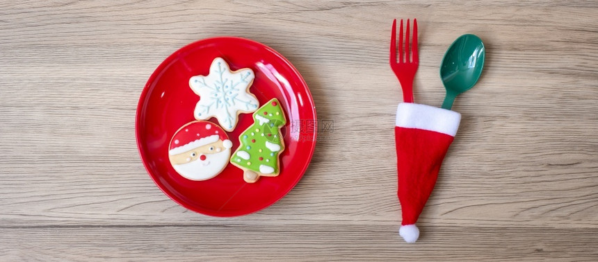 糖礼物圣诞快乐有自制饼干叉子和勺在木桌背景的Xmas派对和新年快乐概念桌子图片