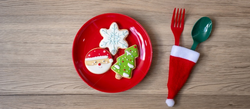 一顿饭前夕食物圣诞快乐有自制饼干叉子和勺在木桌背景的Xmas派对和新年快乐概念图片