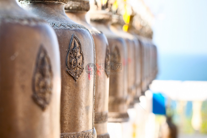 夏天在泰国的青春寺庙里老钟古董雕刻图片